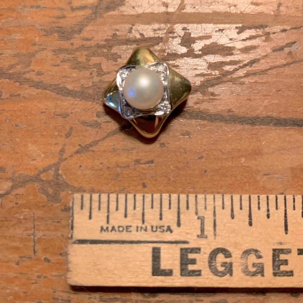 Gold pearl and diamond necklace pendant